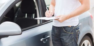conceito de transporte e propriedade - homem com documentos do carro