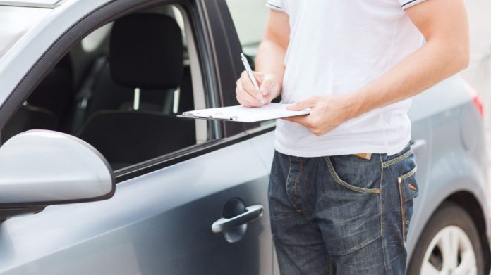 conceito de transporte e propriedade - homem com documentos do carro
