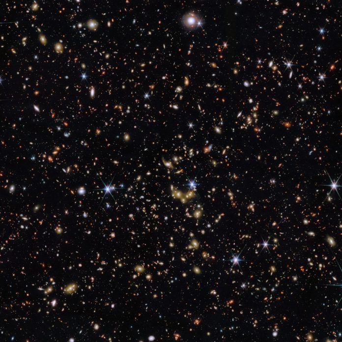 Imagem do telescópio James Webb reúne milhares de galáxias do Universo antigo