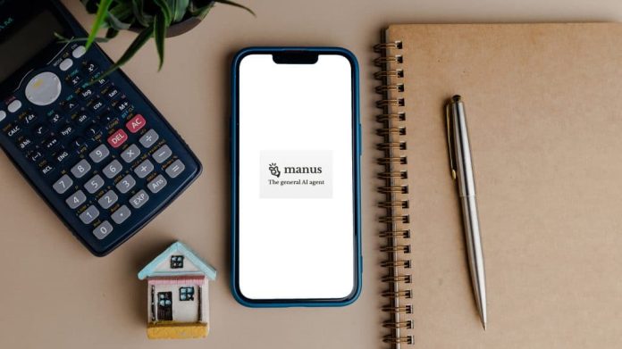 Smartphone com o logo da Manus