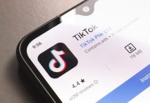 Página do TikTok em um smartphone