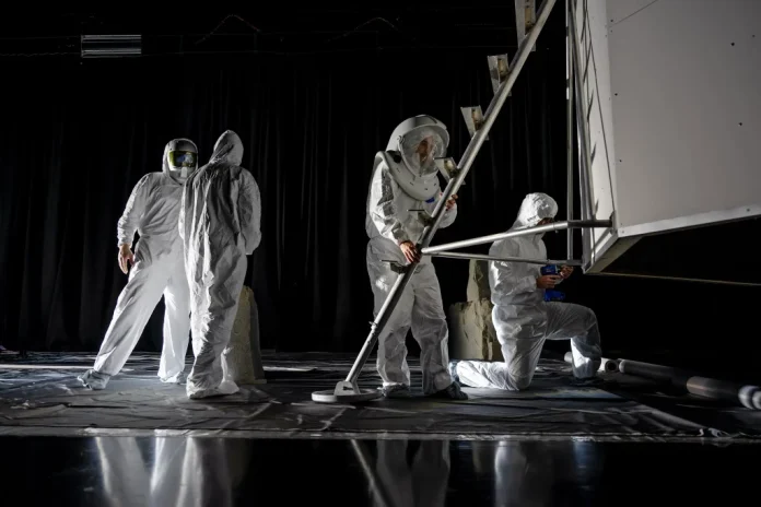 Engenheiros da NASA simulando luz extrema em laboratório