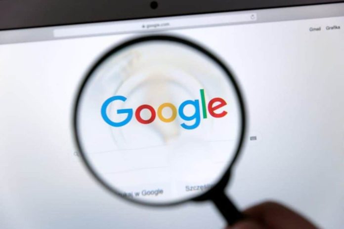 Lupa destacando o logo do Google em uma tela de computador