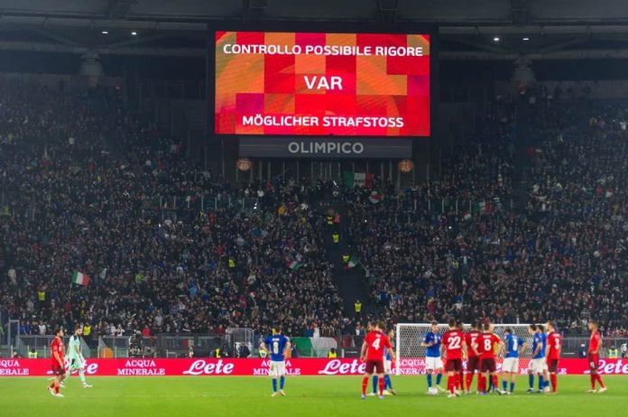 Agora, em vez de apenas aparecer a notificação no telão do estádio, será exibido o lance que está sendo checado
