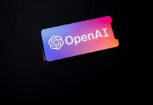 Logo da OpenAI exibido em um smartphone que está na horizontal