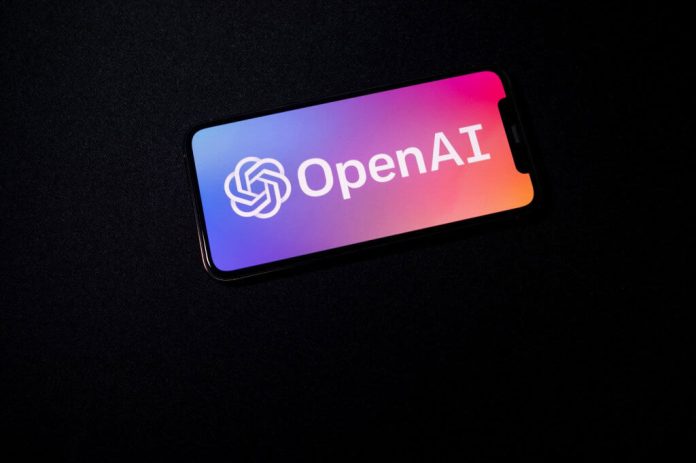 Logo da OpenAI exibido em um smartphone que está na horizontal