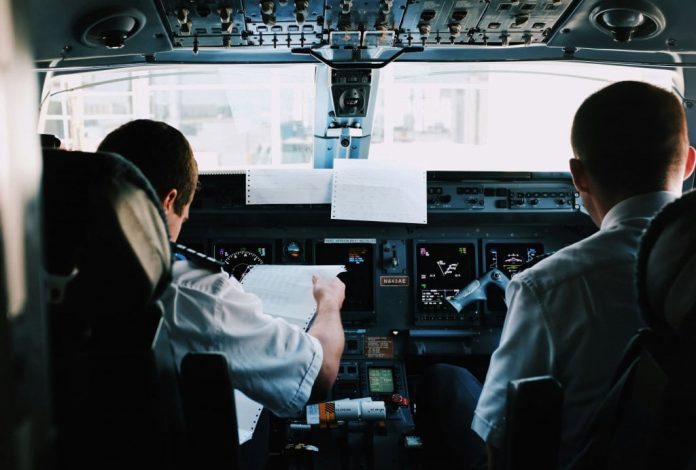 Pilotos em cabine de avião, o piloto não precisa de CNH para pilotar, mas deve ter documentação específica