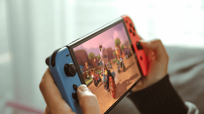 Pessoa jogando em um Nintendo Switch