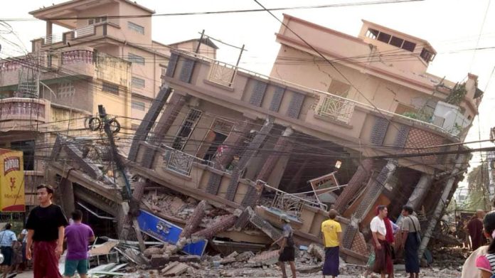 Prédio tombado por conta de terremoto em Mianmar