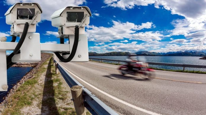 Radar de trânsito e moto em alta velocidade, a infração rende pontos na carteira de habilitação