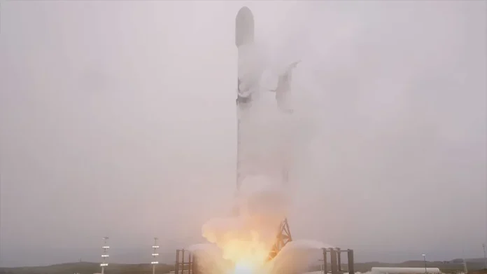 Foguete Falcon 9 prestes a decolar