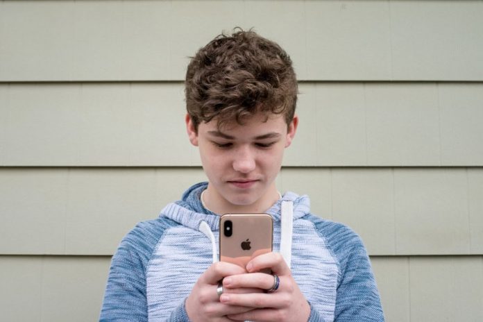 jovem iphone