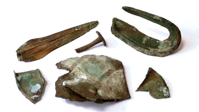 Caçadores de metais encontraram os artefatos de cobre enterrados. Local não foi revelado