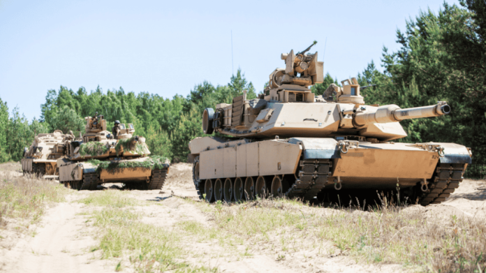 Tanques de guerra em movimento