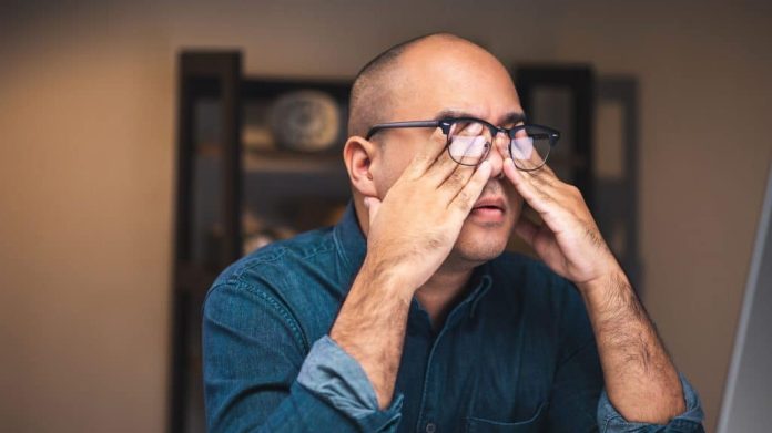 Por que coçar os olhos é perigoso?