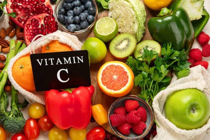 Tomar vitamina C realmente funciona contra gripes e resfriados?