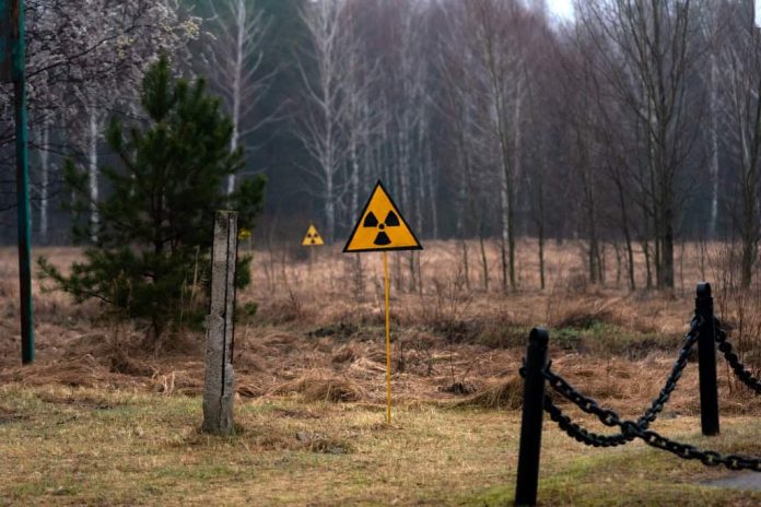 Placa de alerta contra radiação na zona de exclusão de Chernobyl