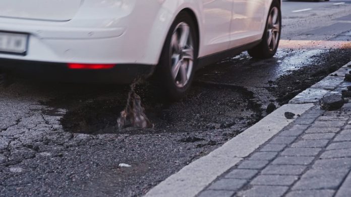Carro passando cobre veículo