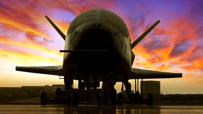 Avião espacial robótico dos EUA bate novo recorde: 900 dias em órbita