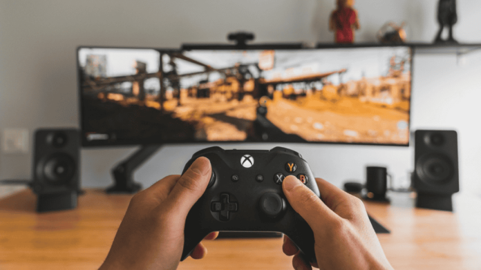 jogando xbox em um monitor gigante