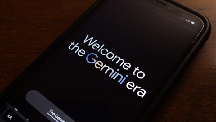 Tela de smartphone com os dizeres: "Welcome to the Gemini era"