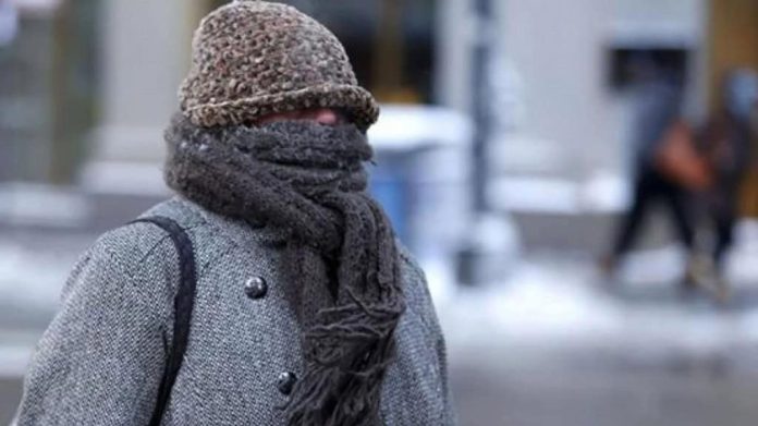 Pessoa tão agasalhada em dia frio que só a ponta do nariz dela aparece