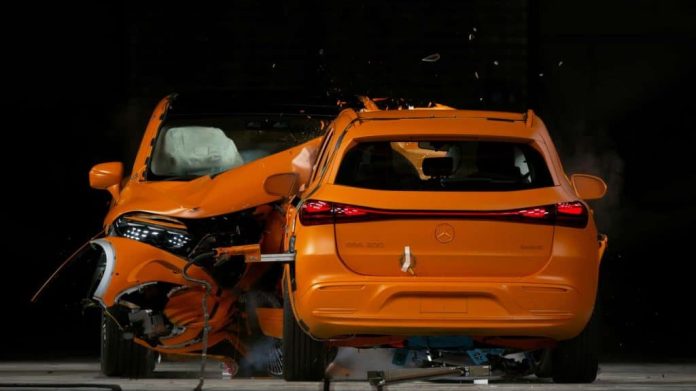 A Mercedes-Benz afirma que conduziu o primeiro teste de colisão do mundo entre dois carros totalmente elétricos.
