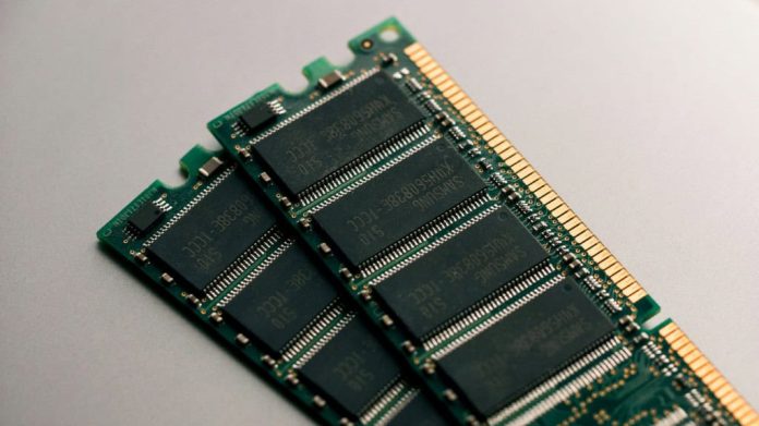imagem mostra um par de memórias ram em cima de uma mesa