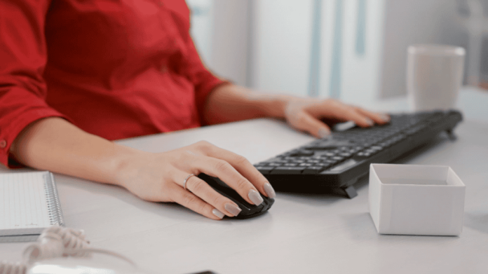 Pessoa utilizando um teclado mecânico