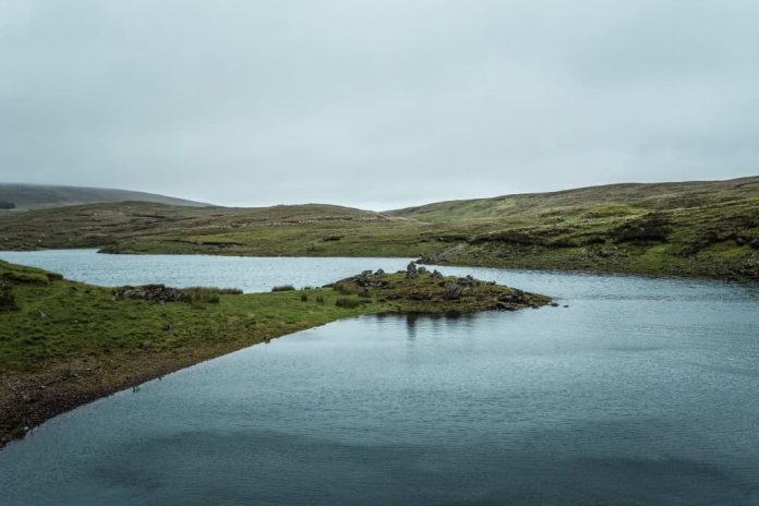 Lenda de “cavalos fantasmas” assombra lago que some e reaparece na Irlanda