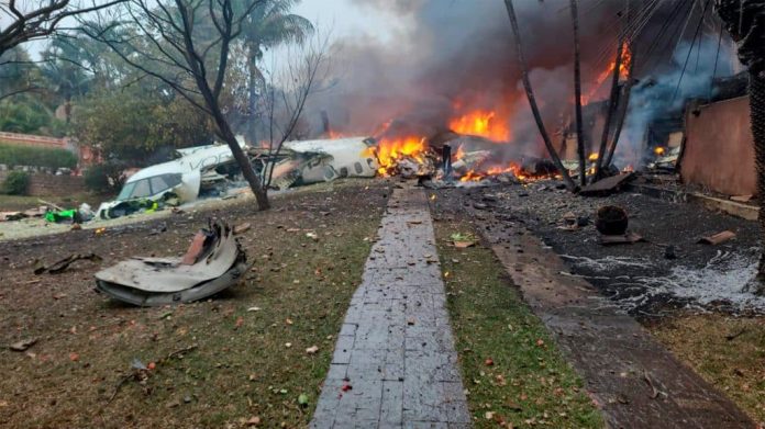 Destroços pegando fogo de avião que caiu em Vinhedo