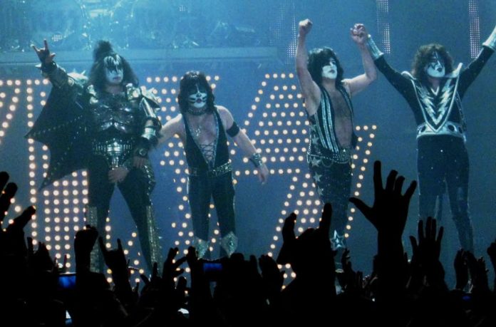 Ace Frehley, cofundador do Kiss, morre após queda