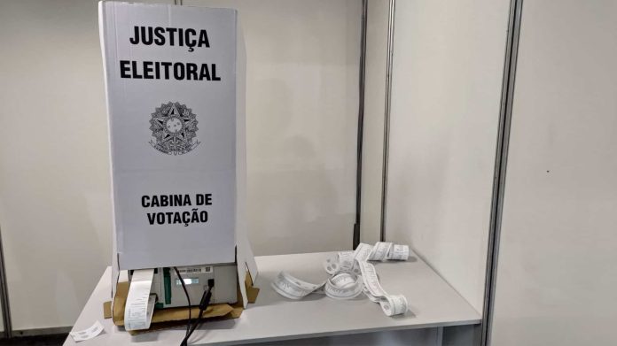 Como funciona a urna eletrônica usada nas votações do Brasil?