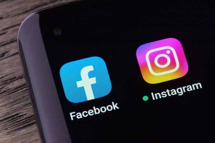 Logos de Facebook e Instagram em um smartphone