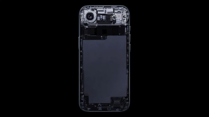 Montagem mostrando bateria e outros componentes internos do iPhone 17 Air da Apple
