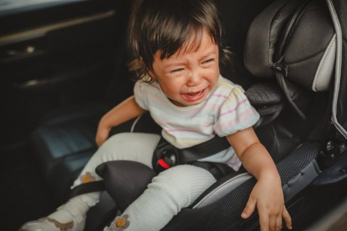 Criança chorando muito em cadeirinha de carro