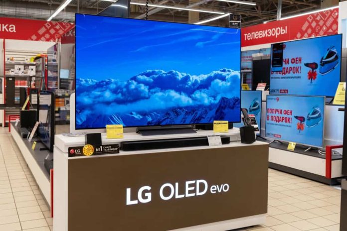 Imagem mostra televisor LG dentro de uma loja de eletrônicos
