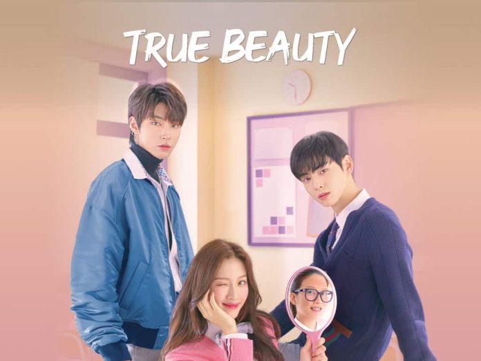 Cartaz do dorama True Beauty com dois jovens ao lado de uma estudante sentada que segura um espelho, em ambiente que lembra uma sala de aula, com tons pastéis e clima romântico