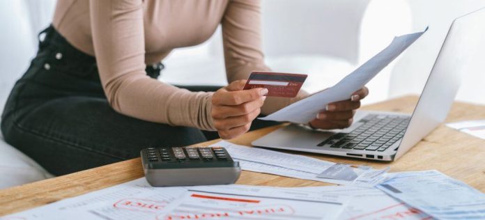 Com mais de 71 milhões de brasileiros negativados, o risco deixou de ser um indicador estático e passou a refletir comportamentos complexos e dinâmicos. (Imagem: Moment Makers Group/iStock)