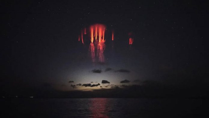 Luzes de um ‘elfo vermelho’ são capturadas no céu dos Alpes italianos