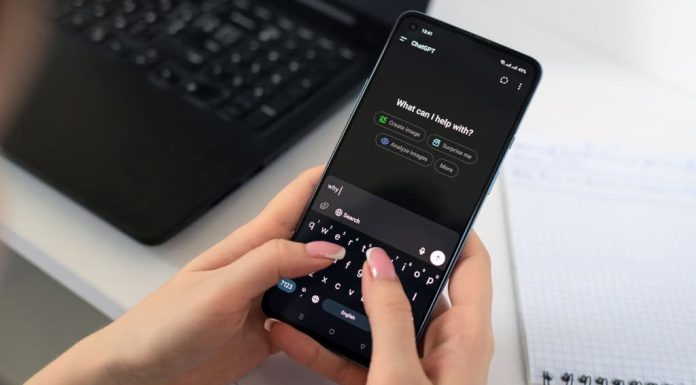 ChatGPT teria incentivado stalker a continuar procurando mulheres, diz acusação Pessoa usando ChatGPT num celular Android