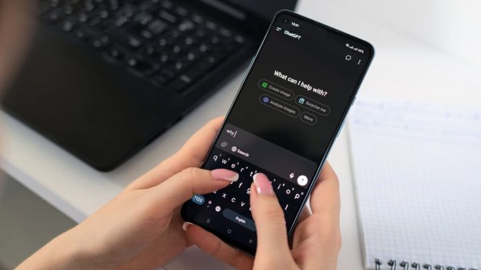 Pessoa usando ChatGPT num celular Android