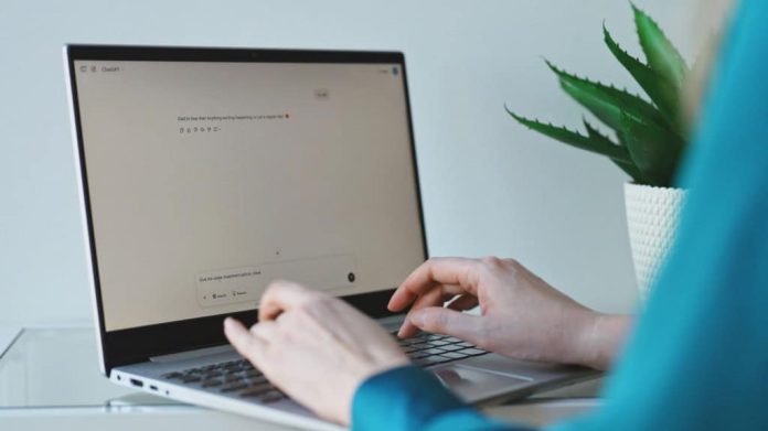 Pessoa conversando com ChatGPT no notebook