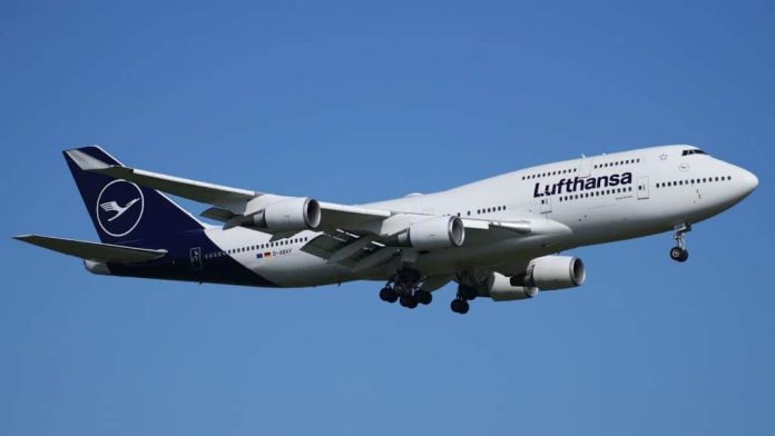 Avião modelo Boeing 747-400