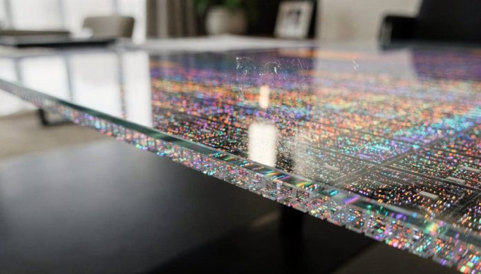 A nova tela de TV transparente que parece um vidro flutuante e muda totalmente o visual da sala