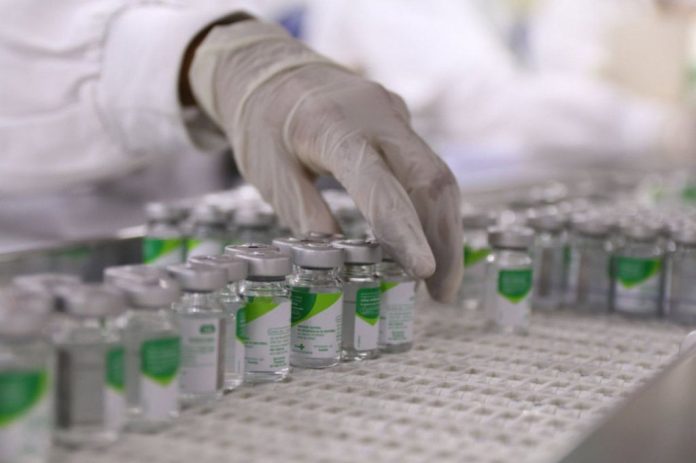 Vários vidros de vacina em fábrica