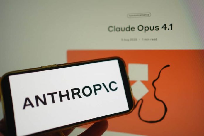 Logo da Anthropic em um smartphone na horizontal ao lado da página web do Claude Opus