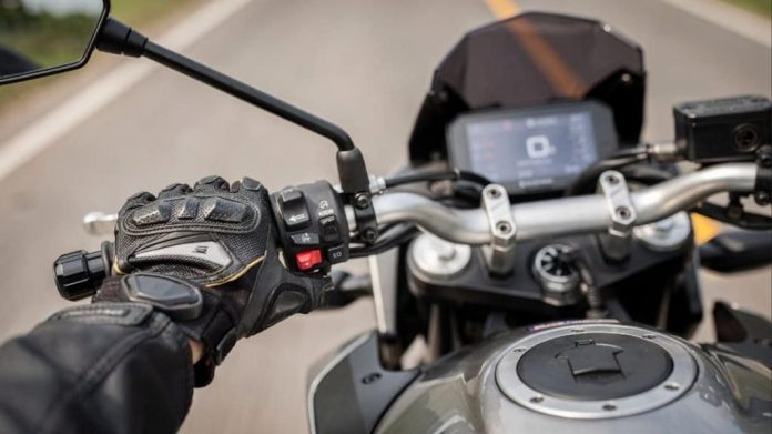 Stress físico no trânsito: A ciência por trás das roupas que resfriam o corpo do piloto