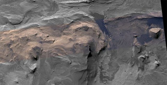 Estrutura misteriosa em Marte chama atenção por semelhança com pirâmide do Egito