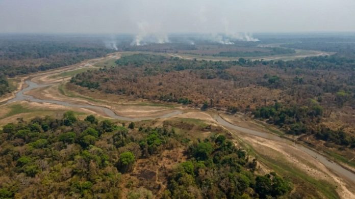 Enquanto o Ártico derrete, a Amazônia seca: e os dois fenômenos estão conectados por um fio invisível que os brasileiros ainda não perceberam